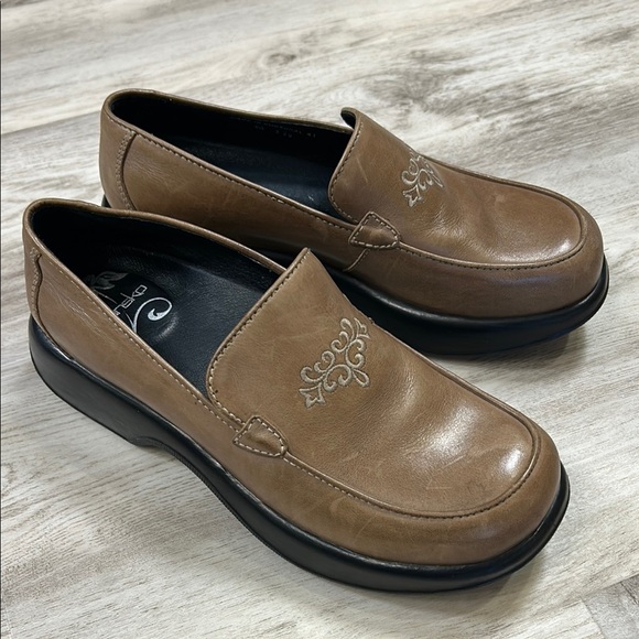 Dansko Royal Romance Tan Leather Embroidered Platform Clog Loafer Comfort Shoes - Picture 2 of 10